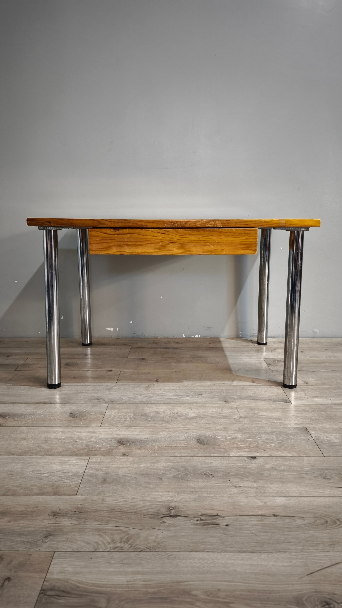 89283 Tavolo con base in alluminio e piano in legno