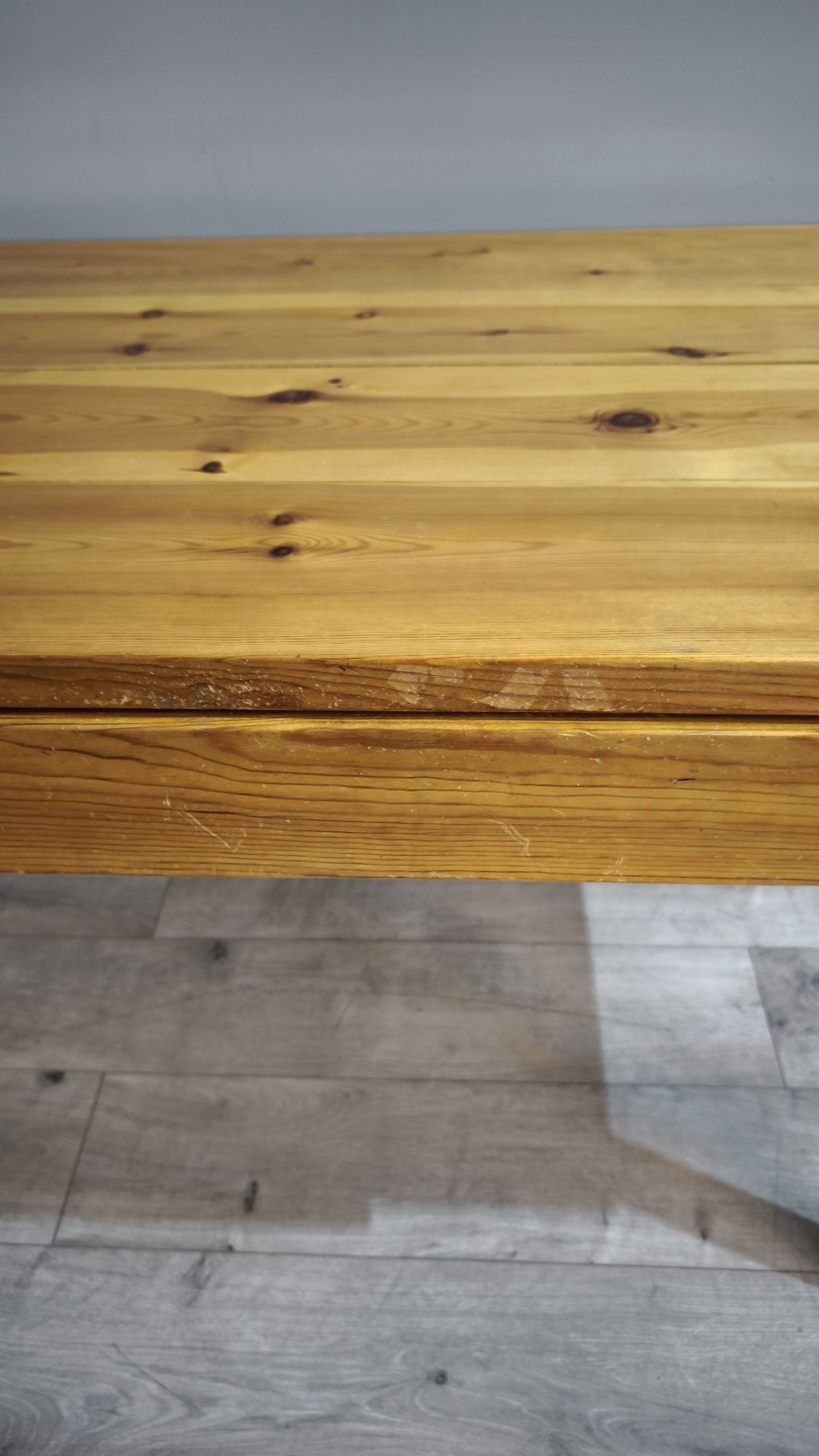 89283 Tavolo con base in alluminio e piano in legno