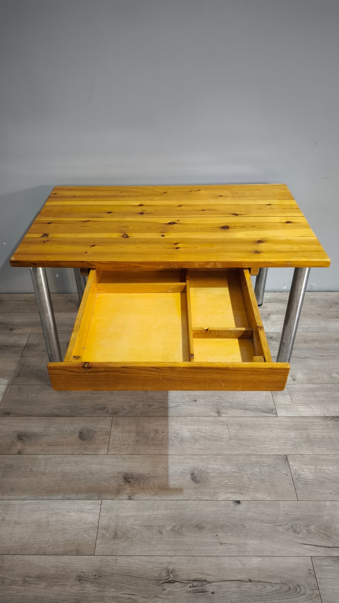 89283 Tavolo con base in alluminio e piano in legno