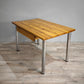 89283 Tavolo con base in alluminio e piano in legno