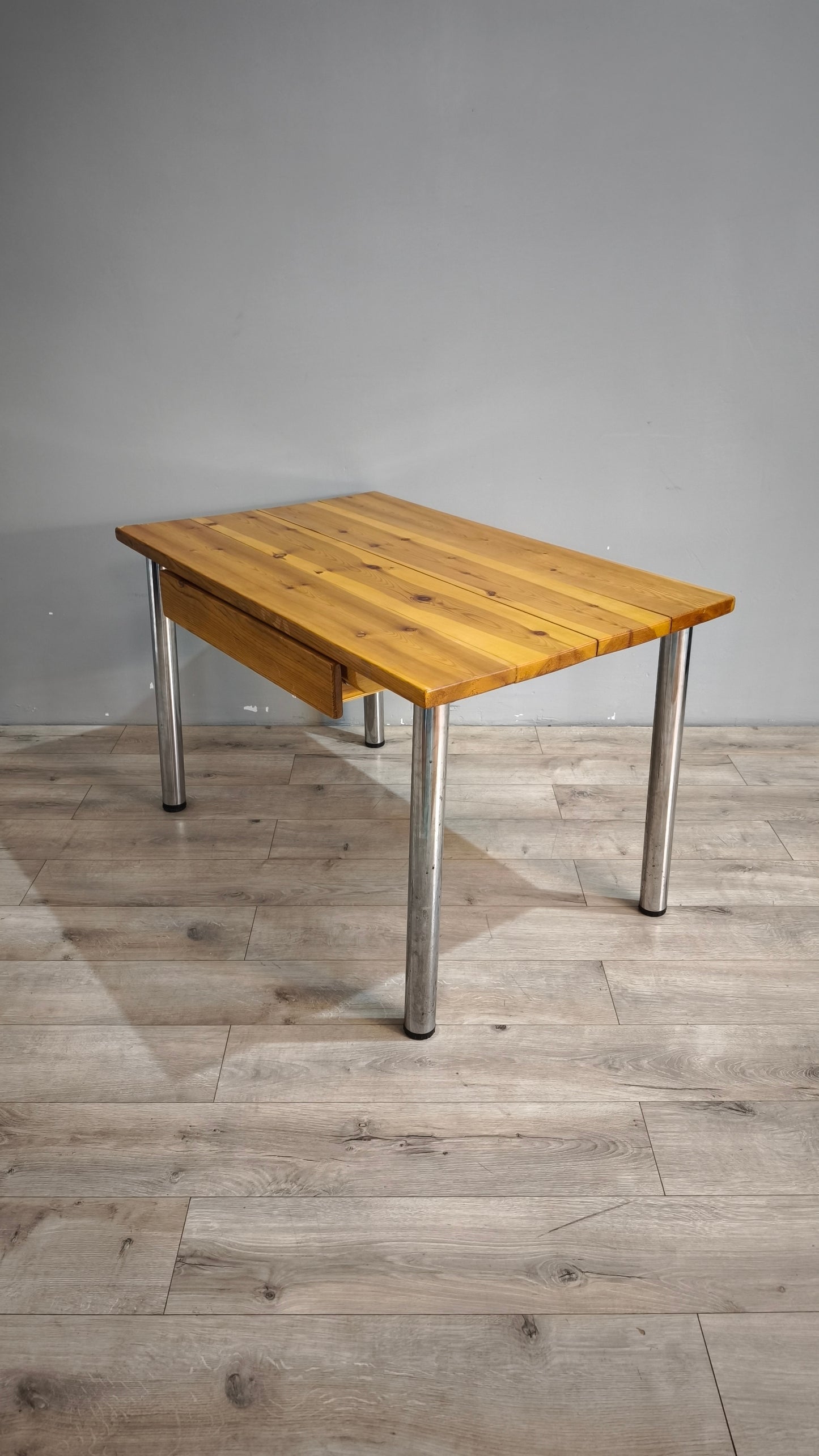 89283 Tavolo con base in alluminio e piano in legno