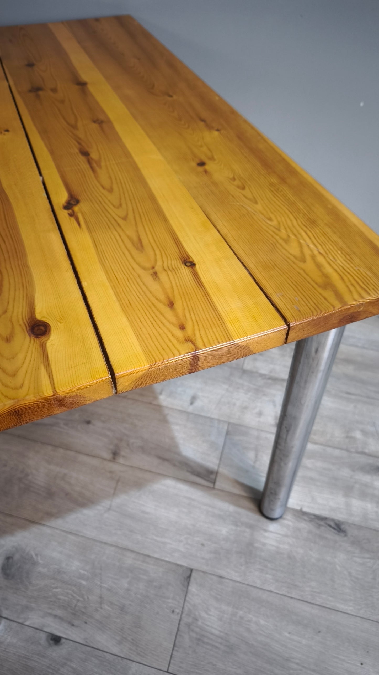 89283 Tavolo con base in alluminio e piano in legno