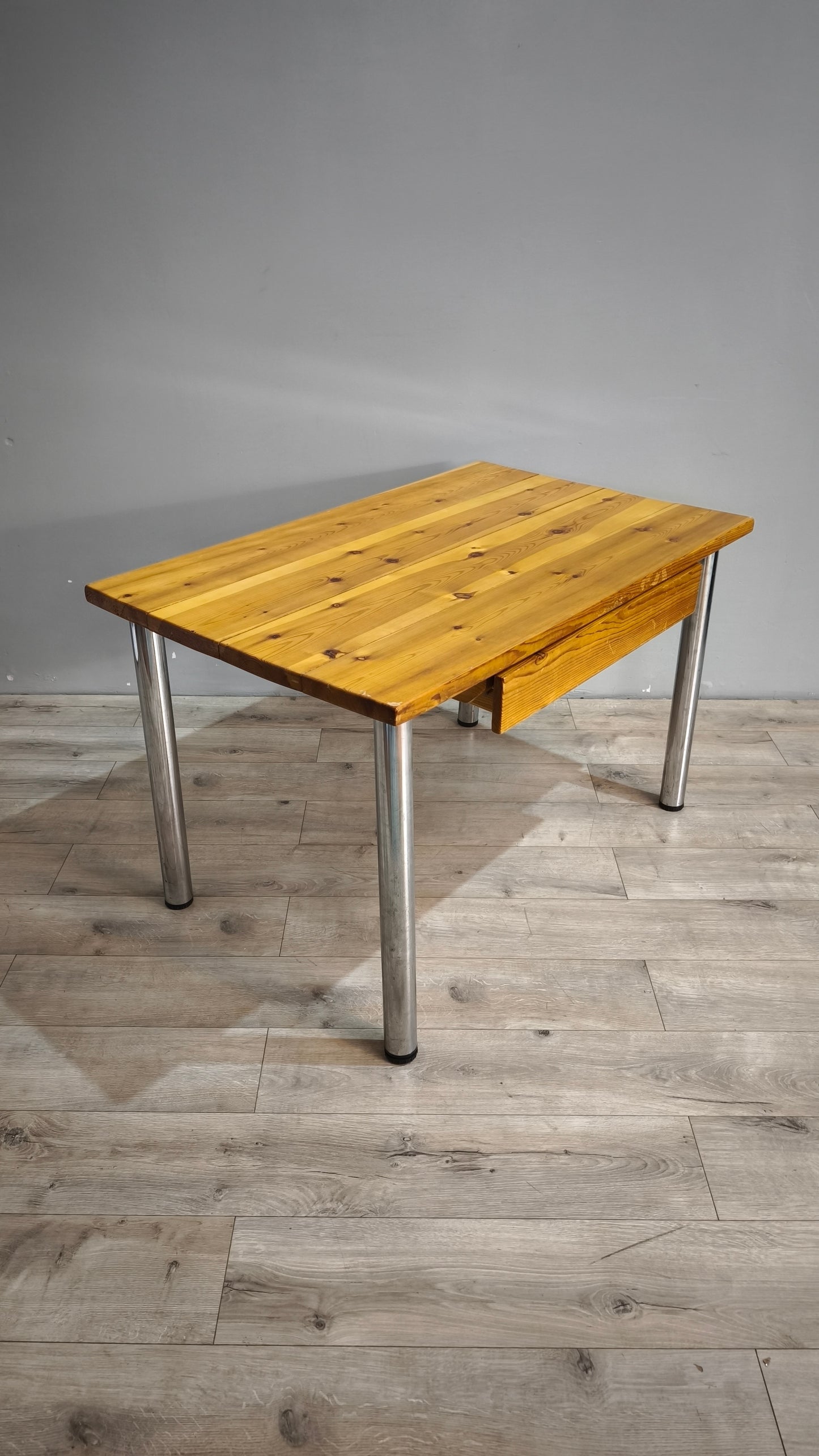 89283 Tavolo con base in alluminio e piano in legno
