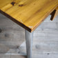 89283 Tavolo con base in alluminio e piano in legno