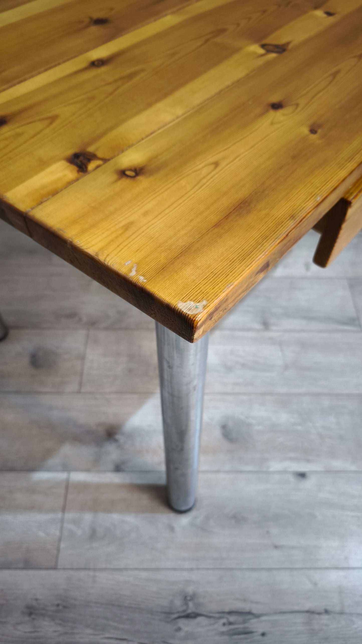89283 Tavolo con base in alluminio e piano in legno