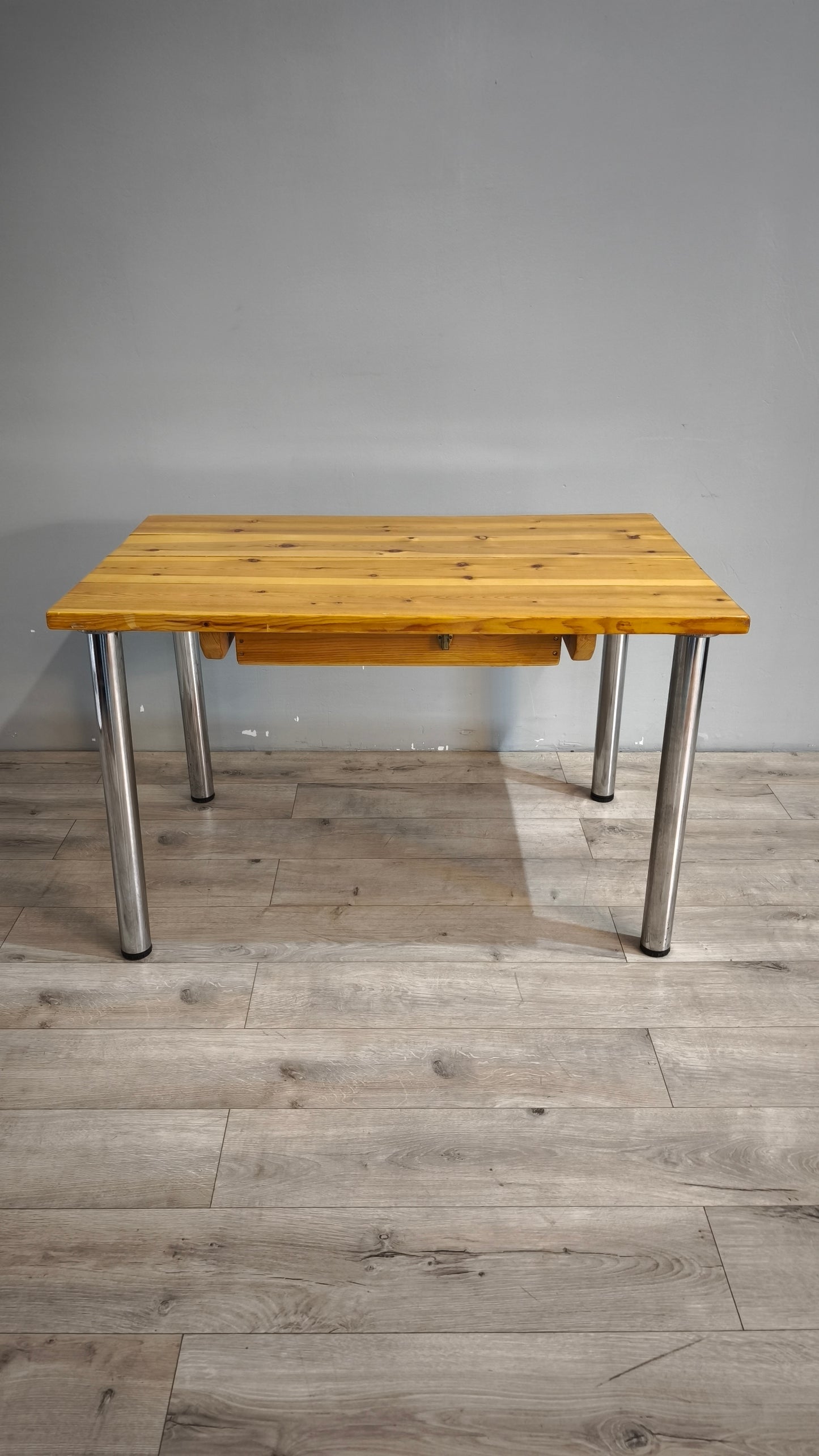 89283 Tavolo con base in alluminio e piano in legno
