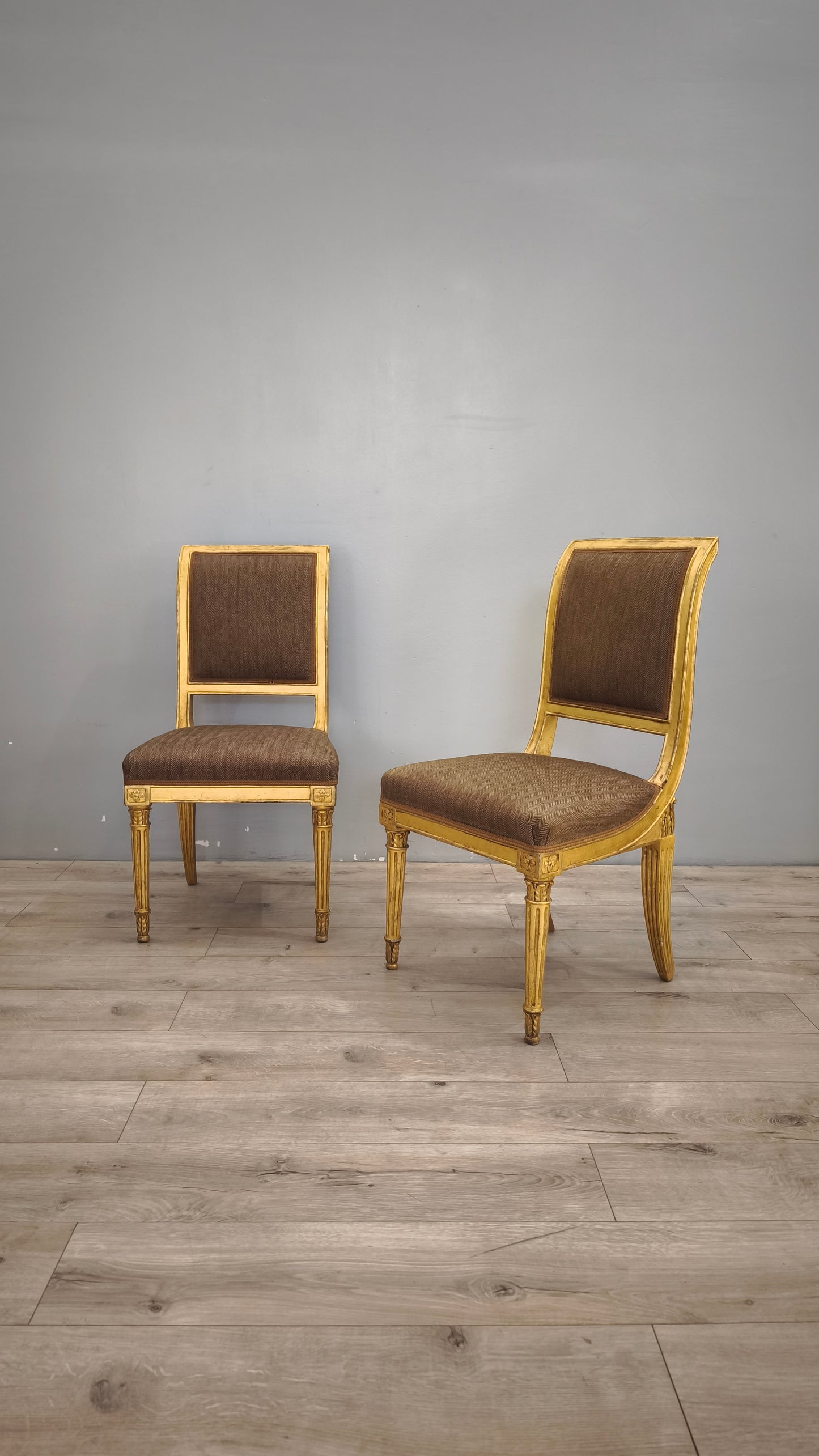89392 Sedia con struttura in legno dorato e stoffa marrone