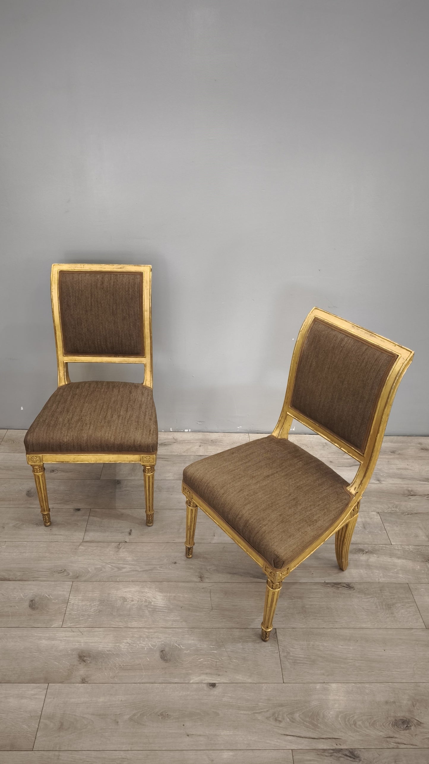 89392 Sedia con struttura in legno dorato e stoffa marrone