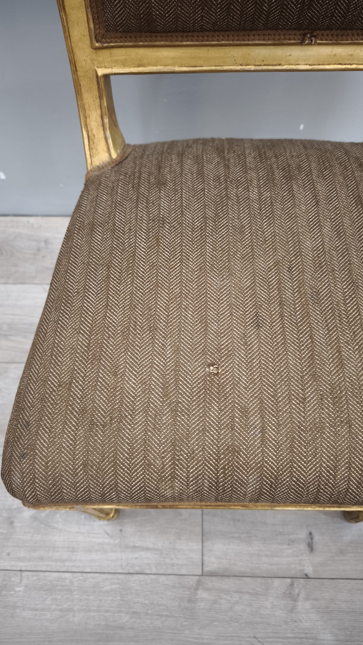 89392 Sedia con struttura in legno dorato e stoffa marrone