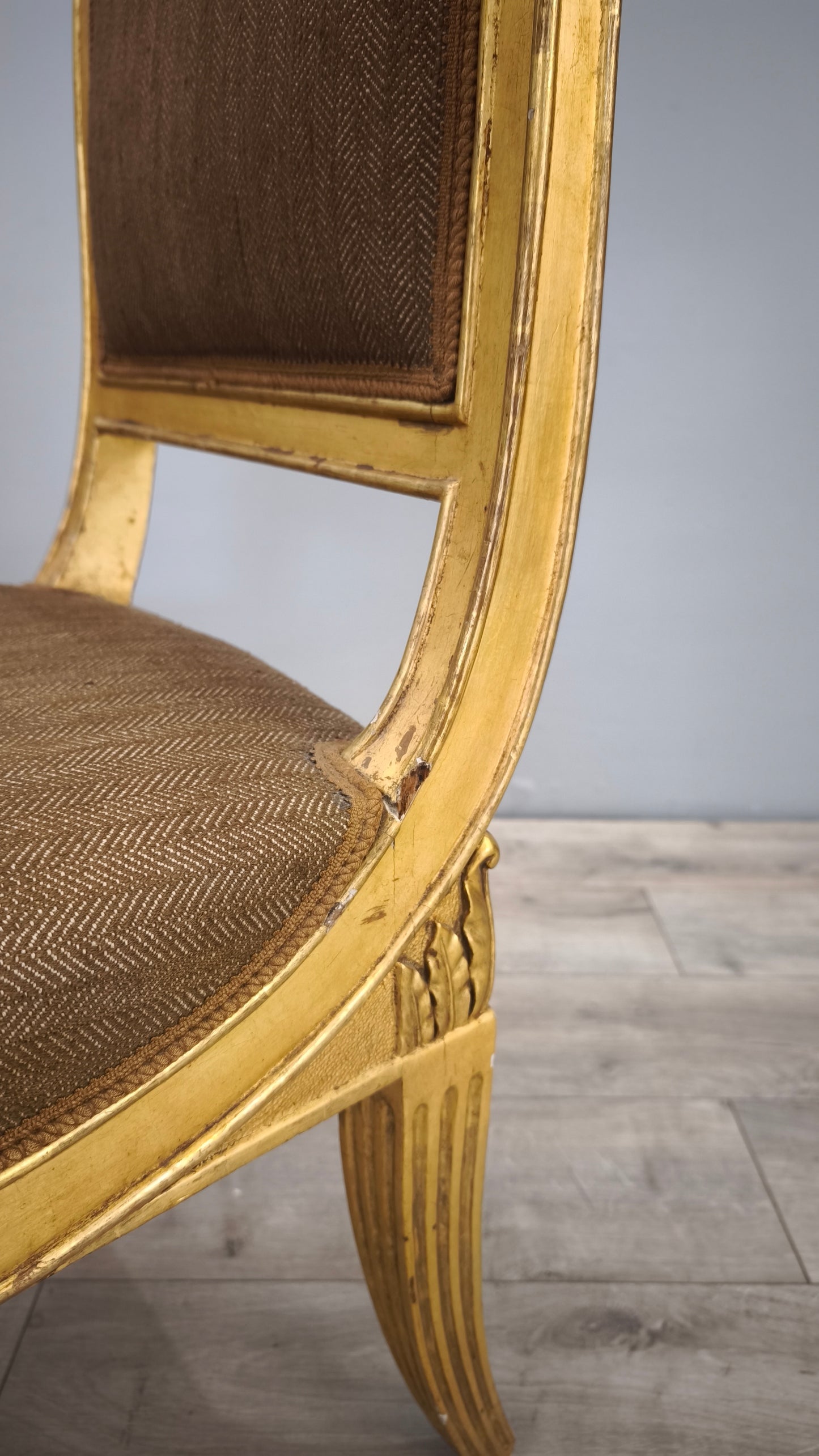 89392 Sedia con struttura in legno dorato e stoffa marrone