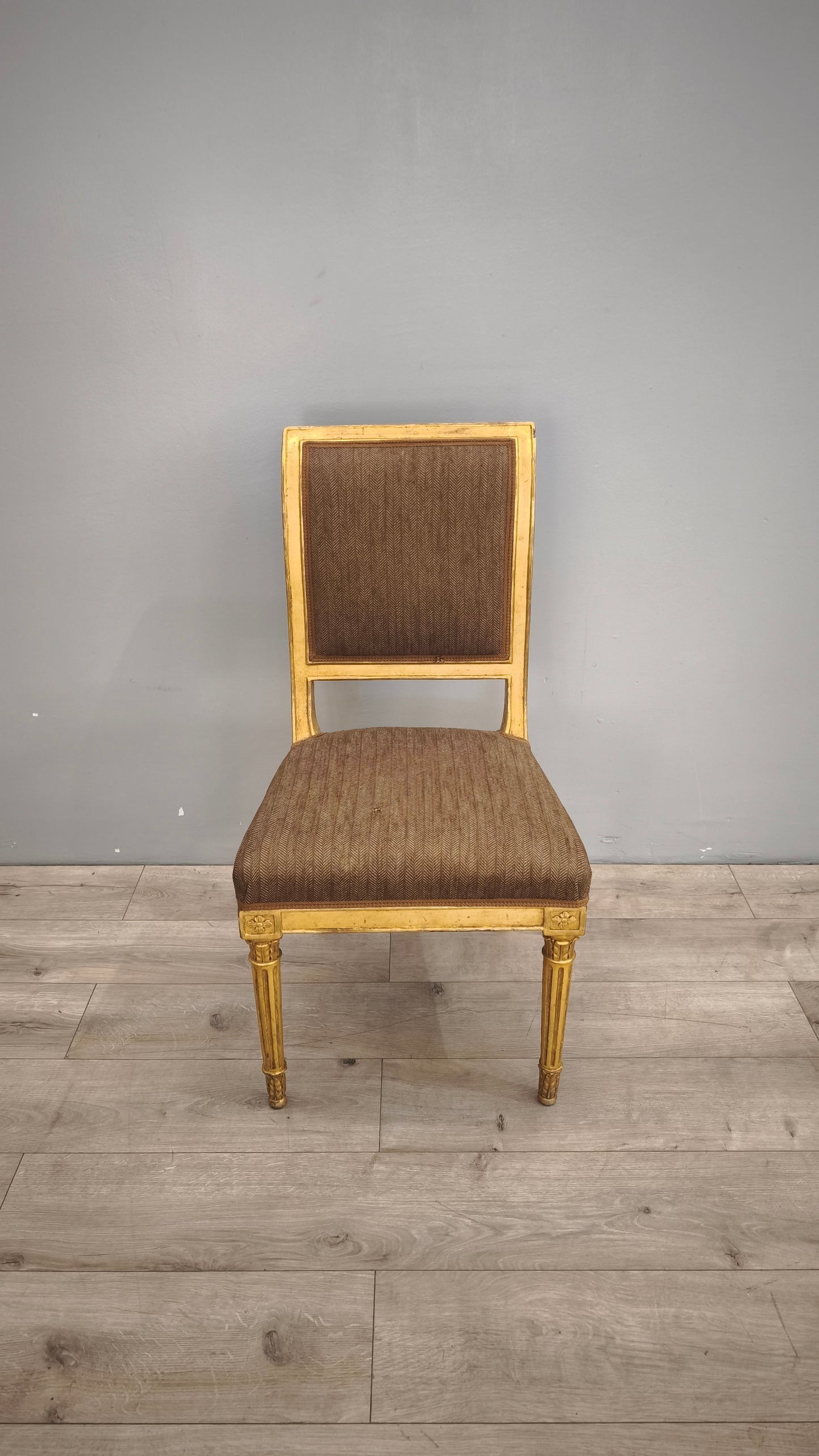 89392 Sedia con struttura in legno dorato e stoffa marrone