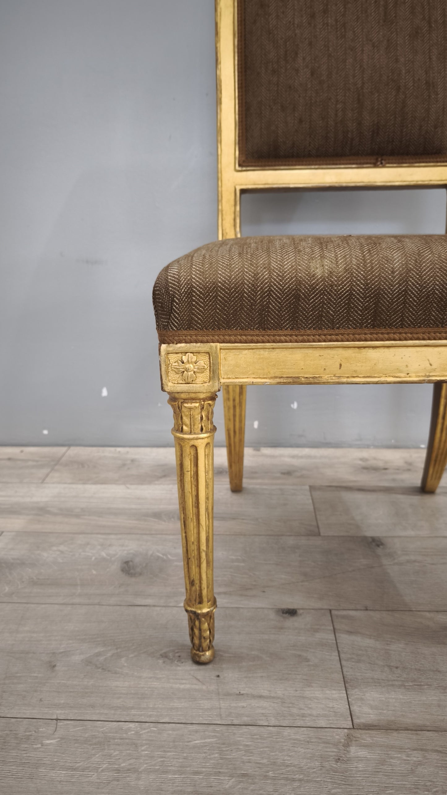 89392 Sedia con struttura in legno dorato e stoffa marrone