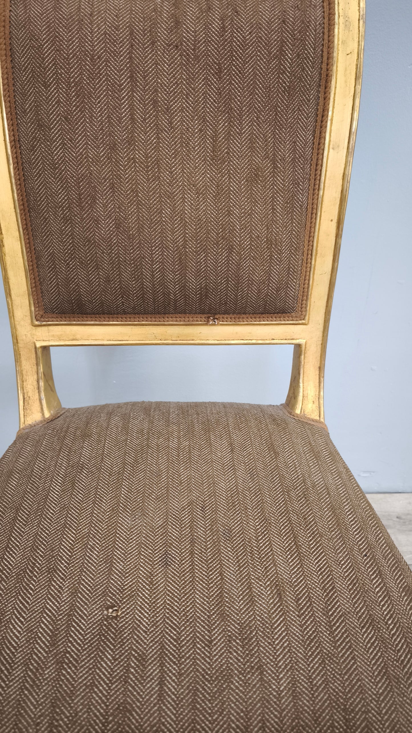 89392 Sedia con struttura in legno dorato e stoffa marrone