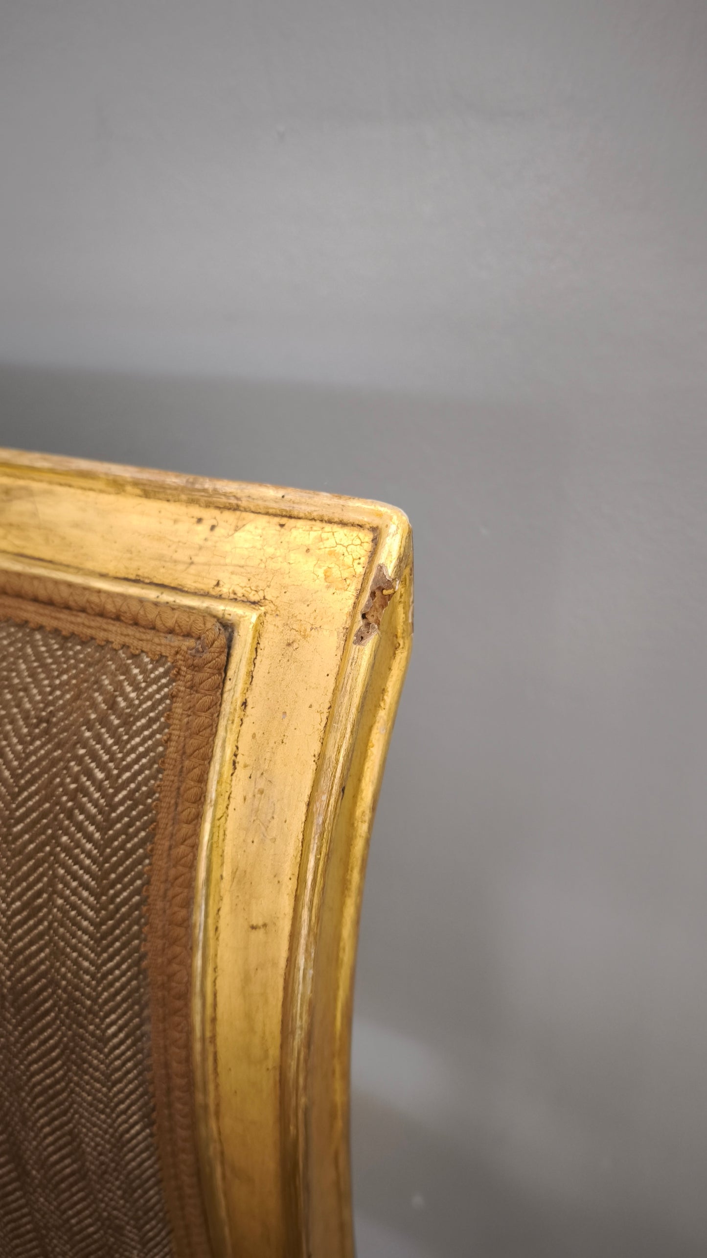 89392 Sedia con struttura in legno dorato e stoffa marrone