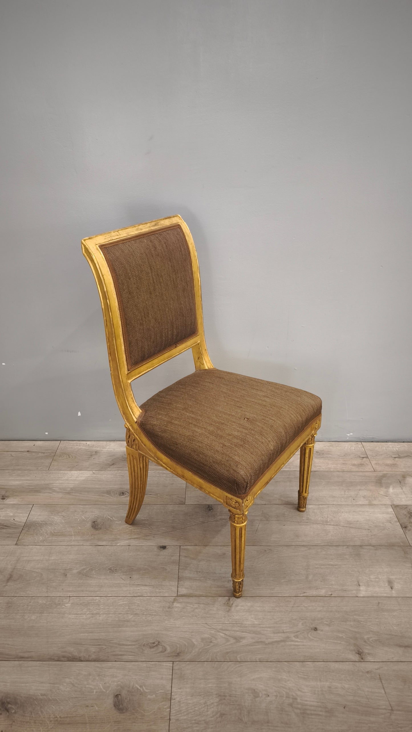 89392 Sedia con struttura in legno dorato e stoffa marrone