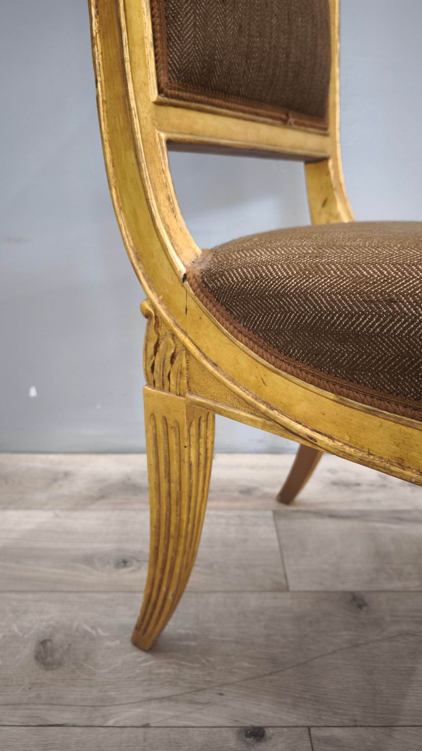 89392 Sedia con struttura in legno dorato e stoffa marrone