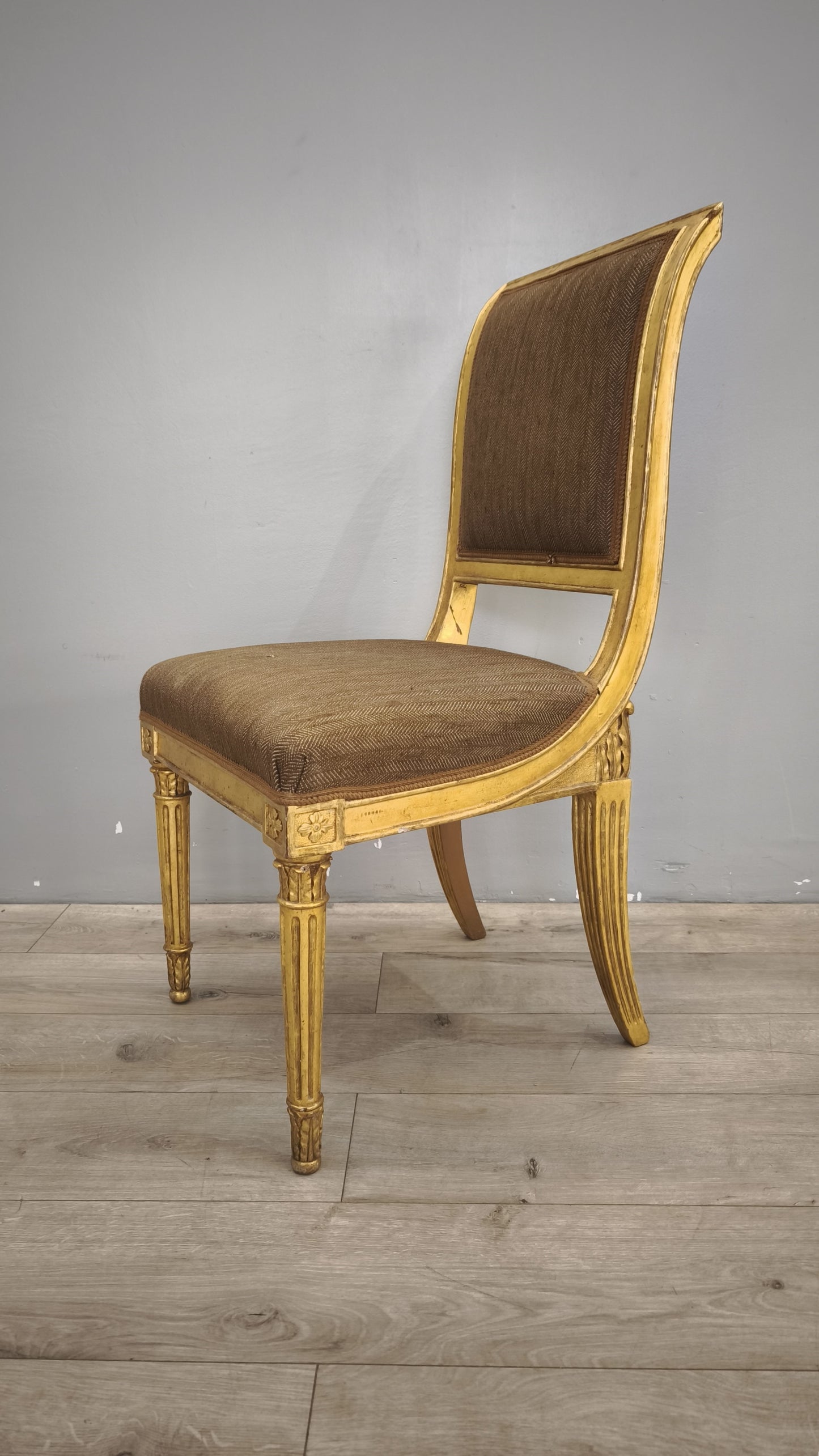 89392 Sedia con struttura in legno dorato e stoffa marrone