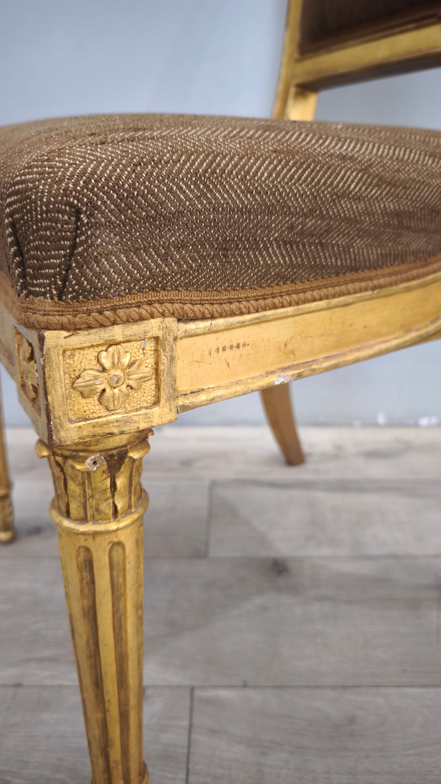 89392 Sedia con struttura in legno dorato e stoffa marrone