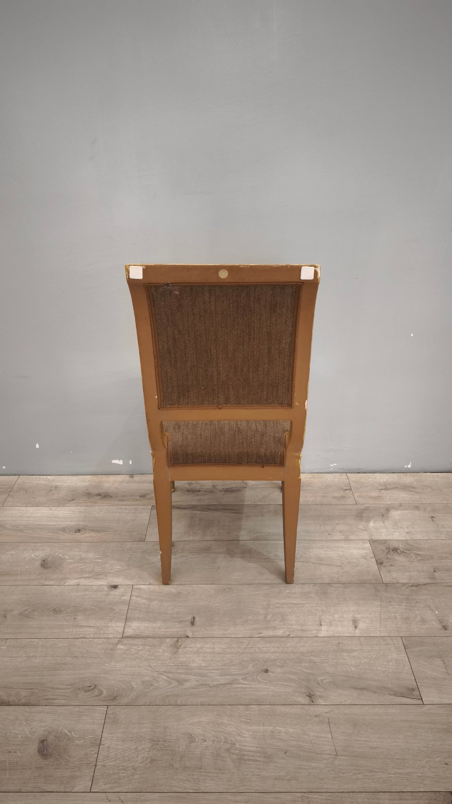 89392 Sedia con struttura in legno dorato e stoffa marrone
