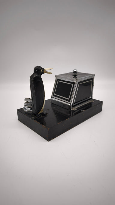 89495 Porta sigarette Ronson con pinguino, prima metà del '900