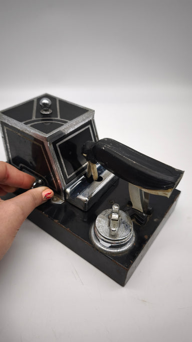 89495 Porta sigarette Ronson con pinguino, prima metà del '900