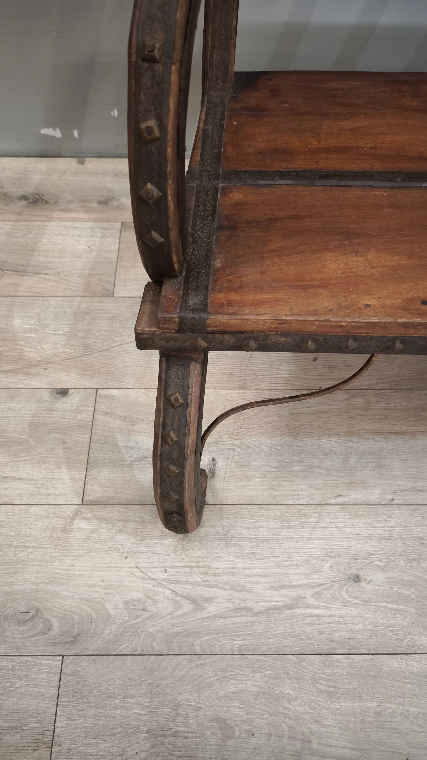 89519 Panchina etnica in legno massello con inserti in metallo lavorato