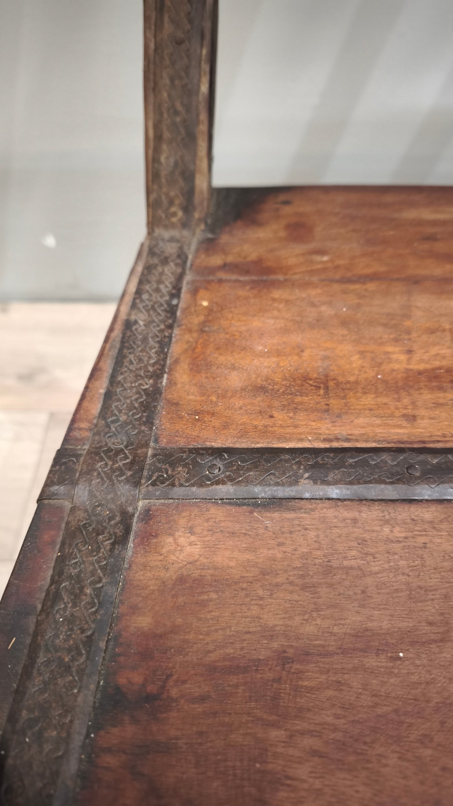 89519 Panchina etnica in legno massello con inserti in metallo lavorato
