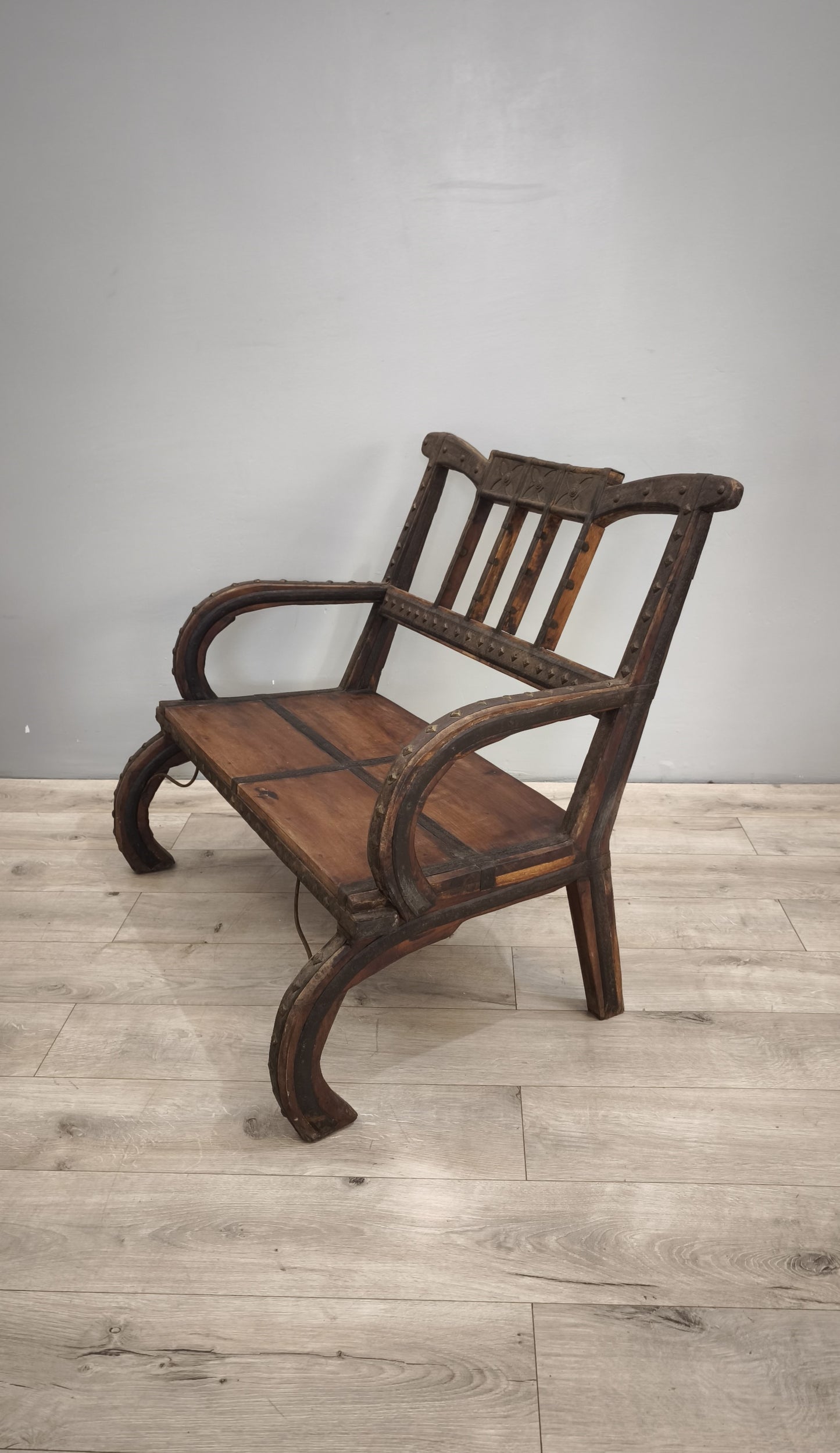 89519 Panchina etnica in legno massello con inserti in metallo lavorato