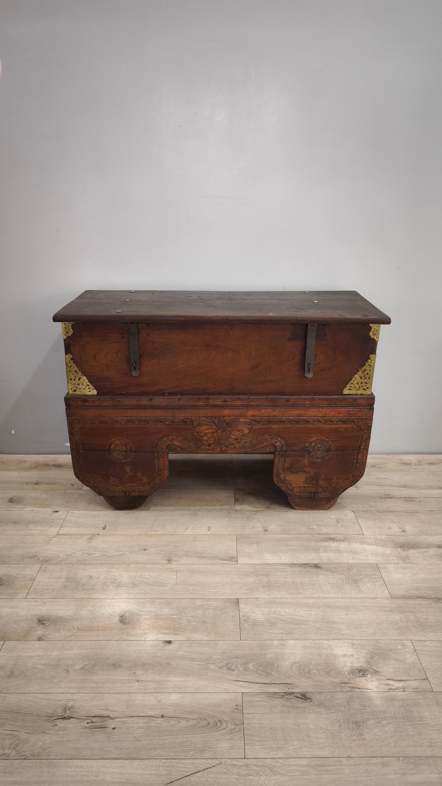 89518 Cassapanca etnica in legno massello con inserti in metallo lavorato