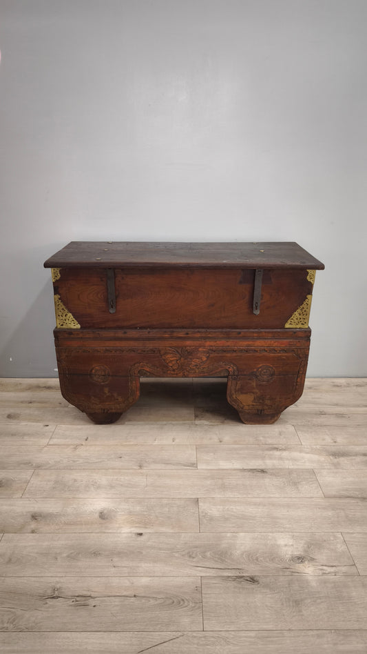 89518 Cassapanca etnica in legno massello con inserti in metallo lavorato