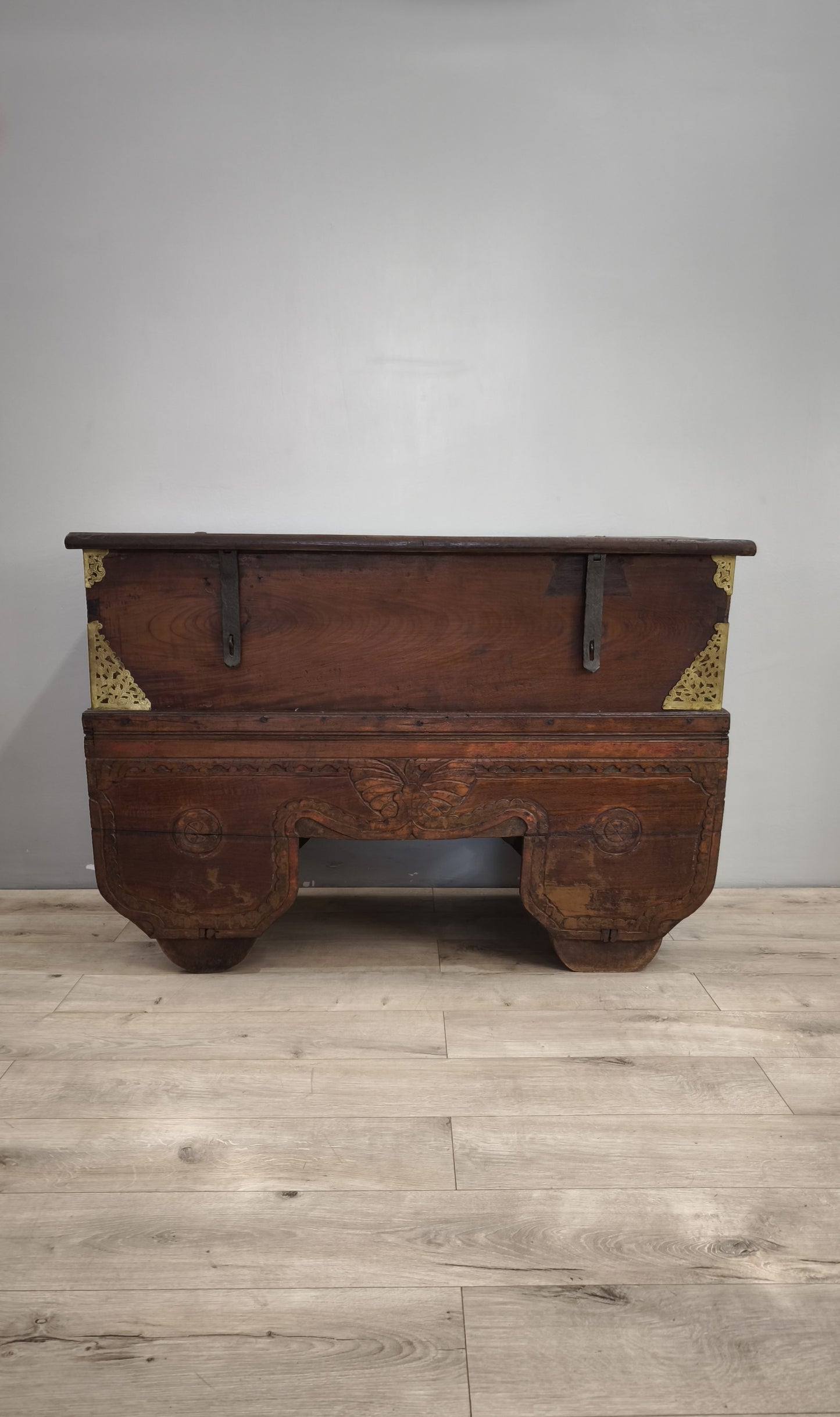 89518 Cassapanca etnica in legno massello con inserti in metallo lavorato