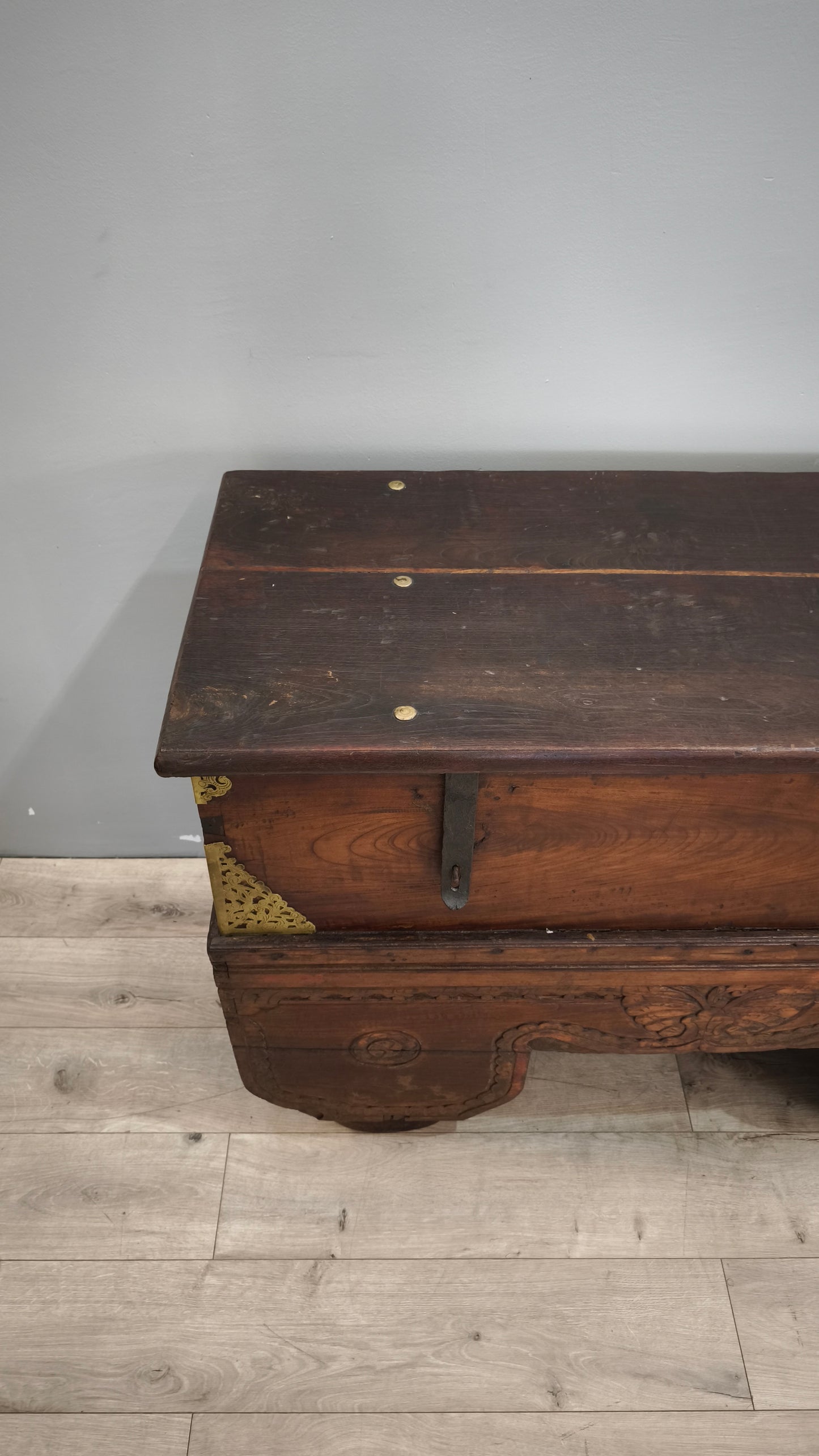 89518 Cassapanca etnica in legno massello con inserti in metallo lavorato