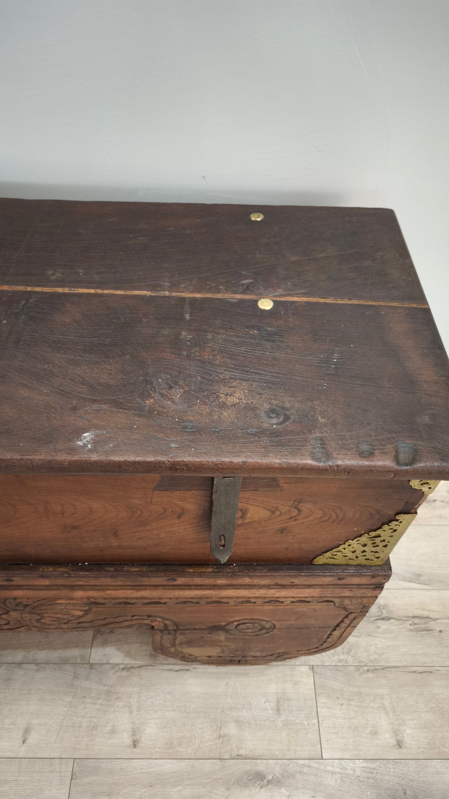 89518 Cassapanca etnica in legno massello con inserti in metallo lavorato