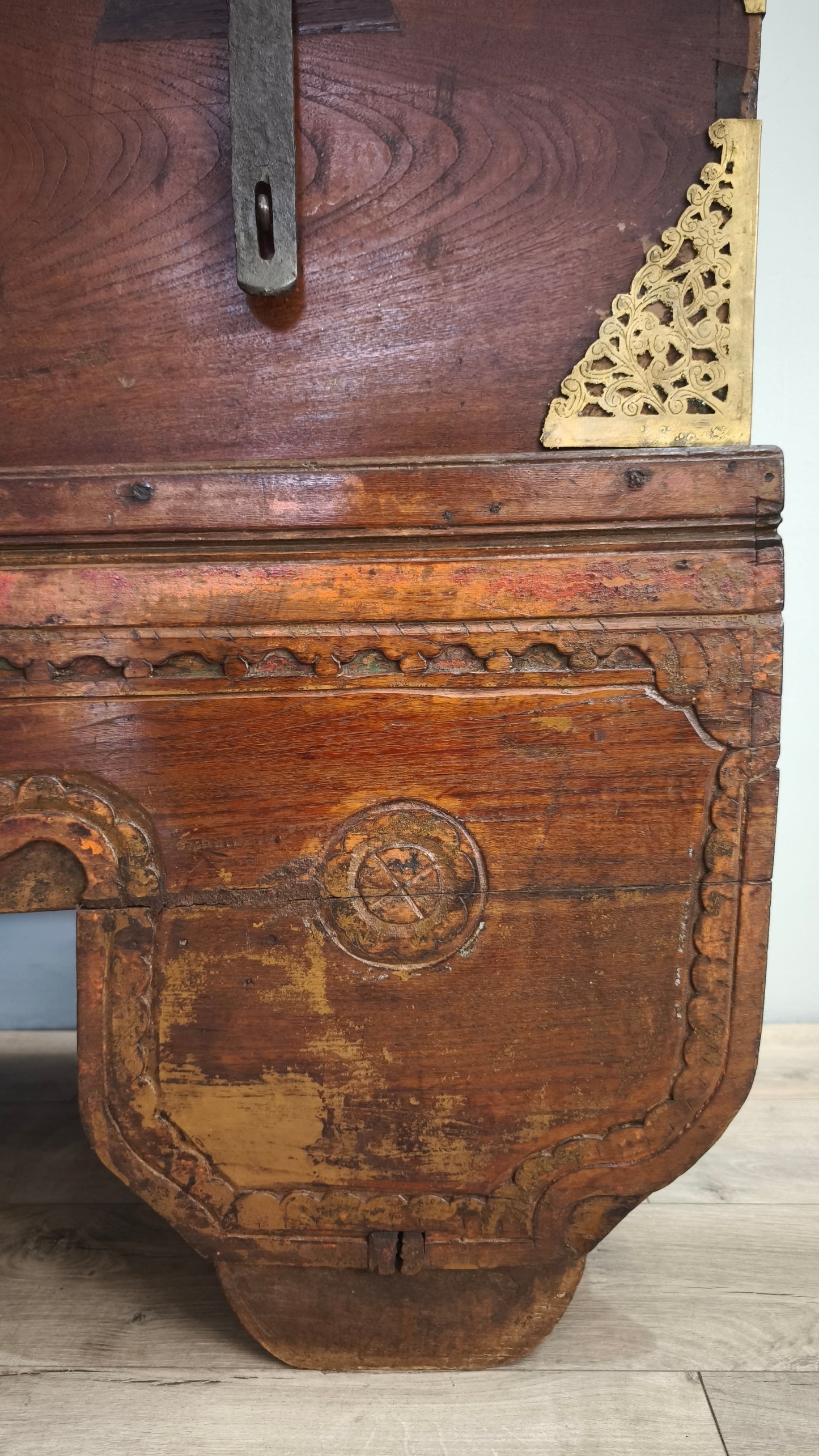 89518 Cassapanca etnica in legno massello con inserti in metallo lavorato