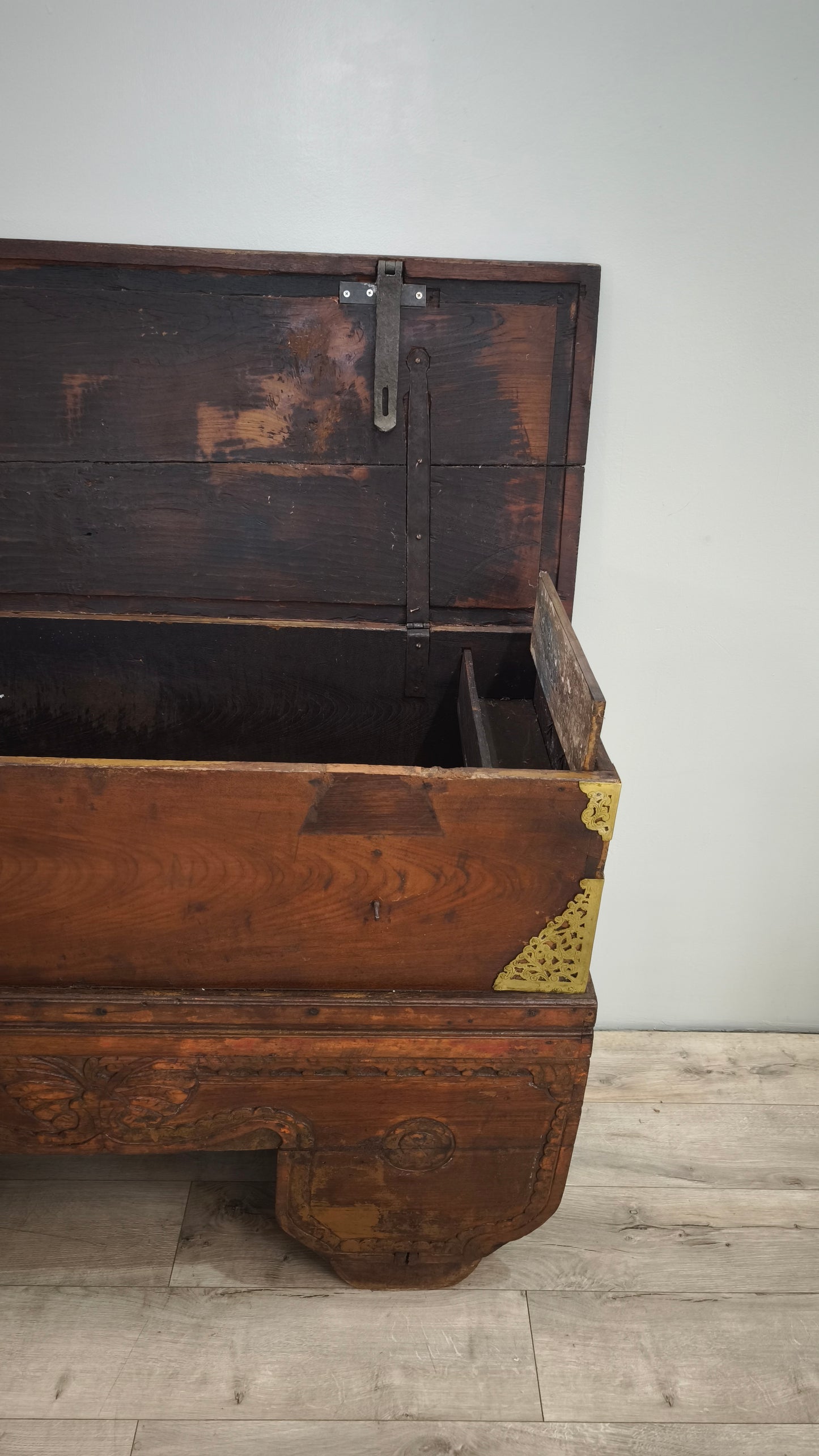 89518 Cassapanca etnica in legno massello con inserti in metallo lavorato