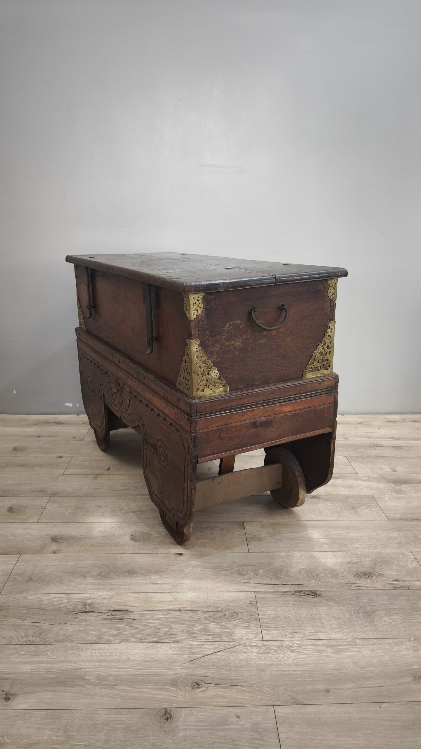 89518 Cassapanca etnica in legno massello con inserti in metallo lavorato