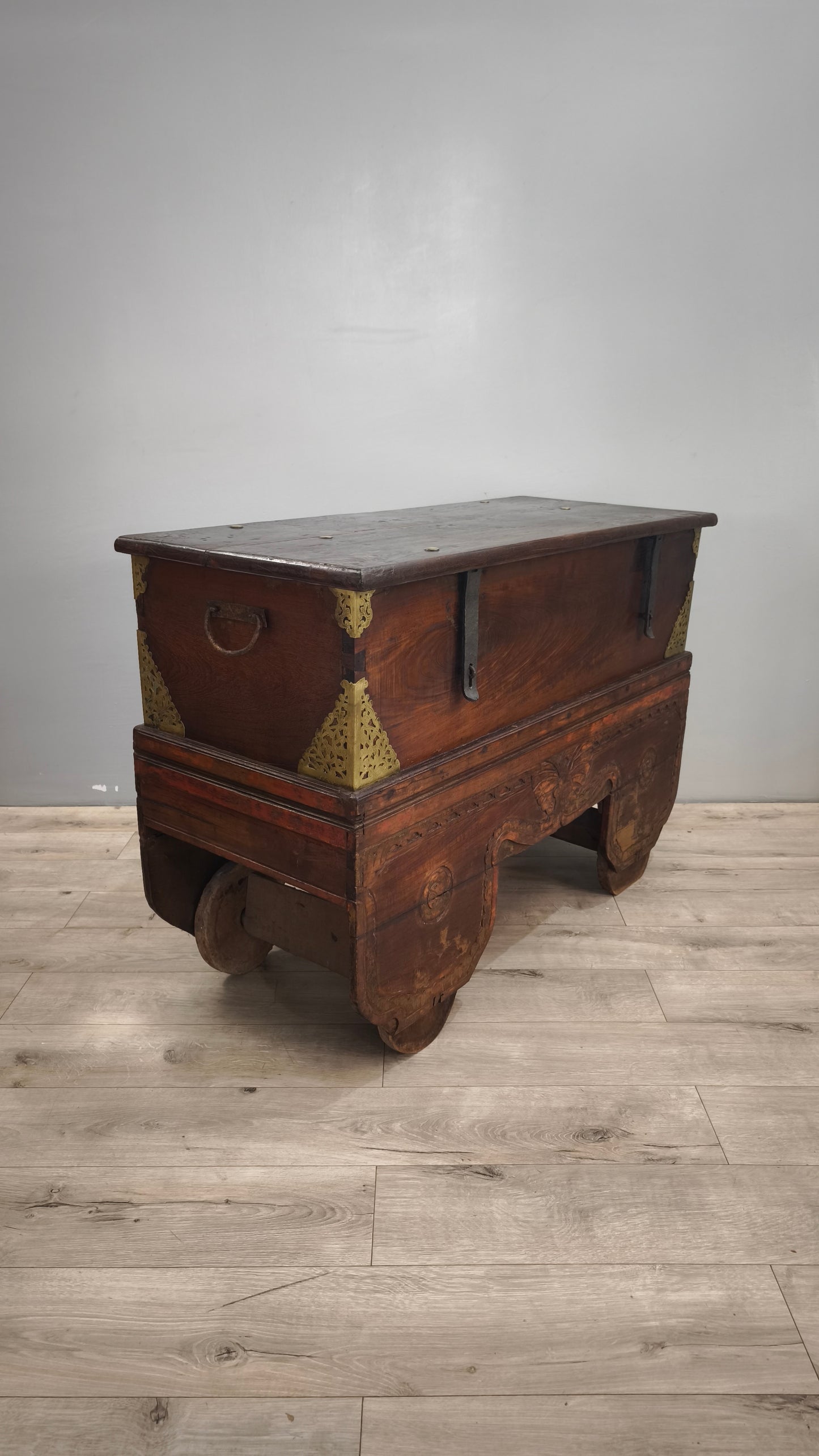 89518 Cassapanca etnica in legno massello con inserti in metallo lavorato