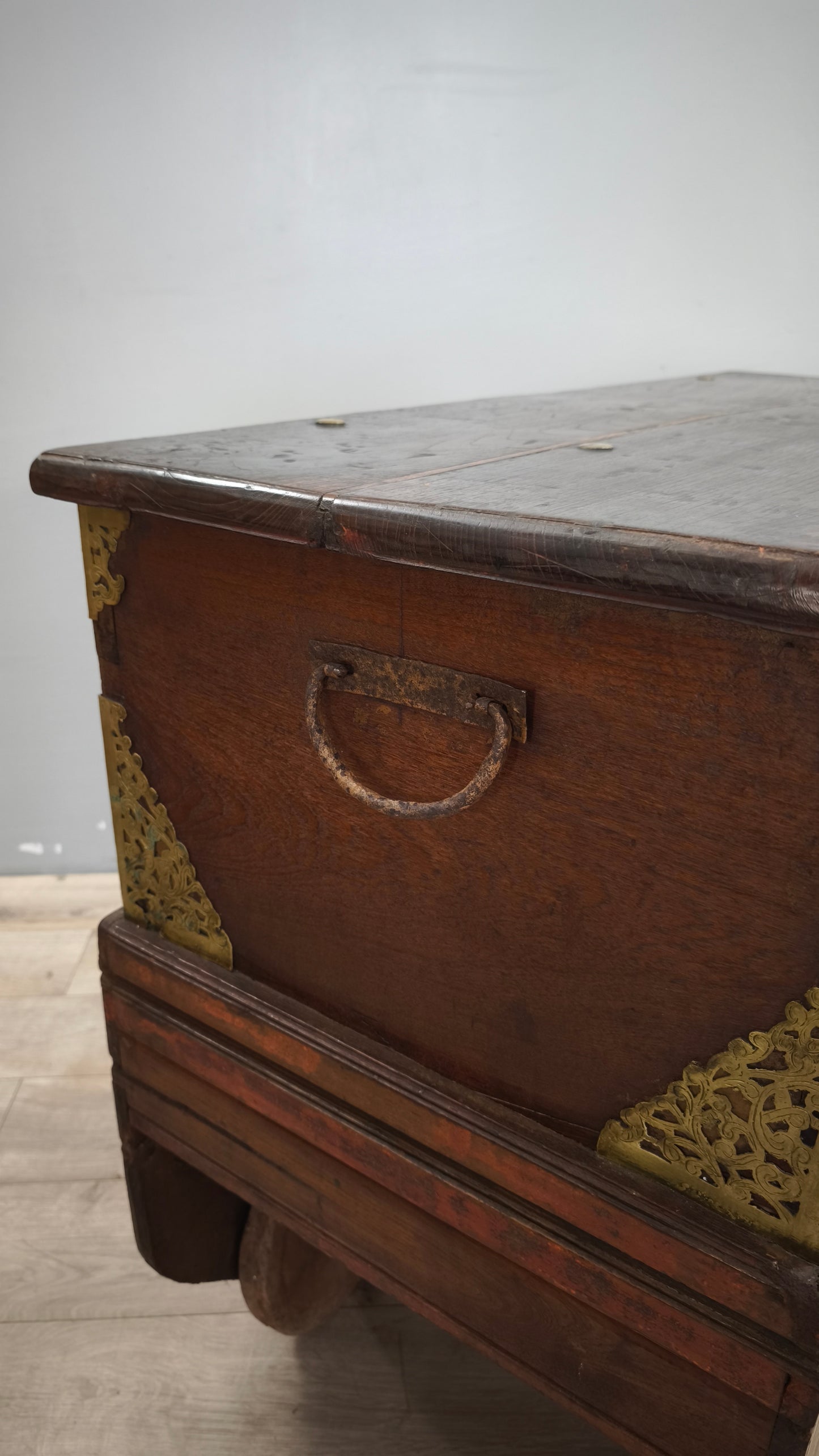 89518 Cassapanca etnica in legno massello con inserti in metallo lavorato