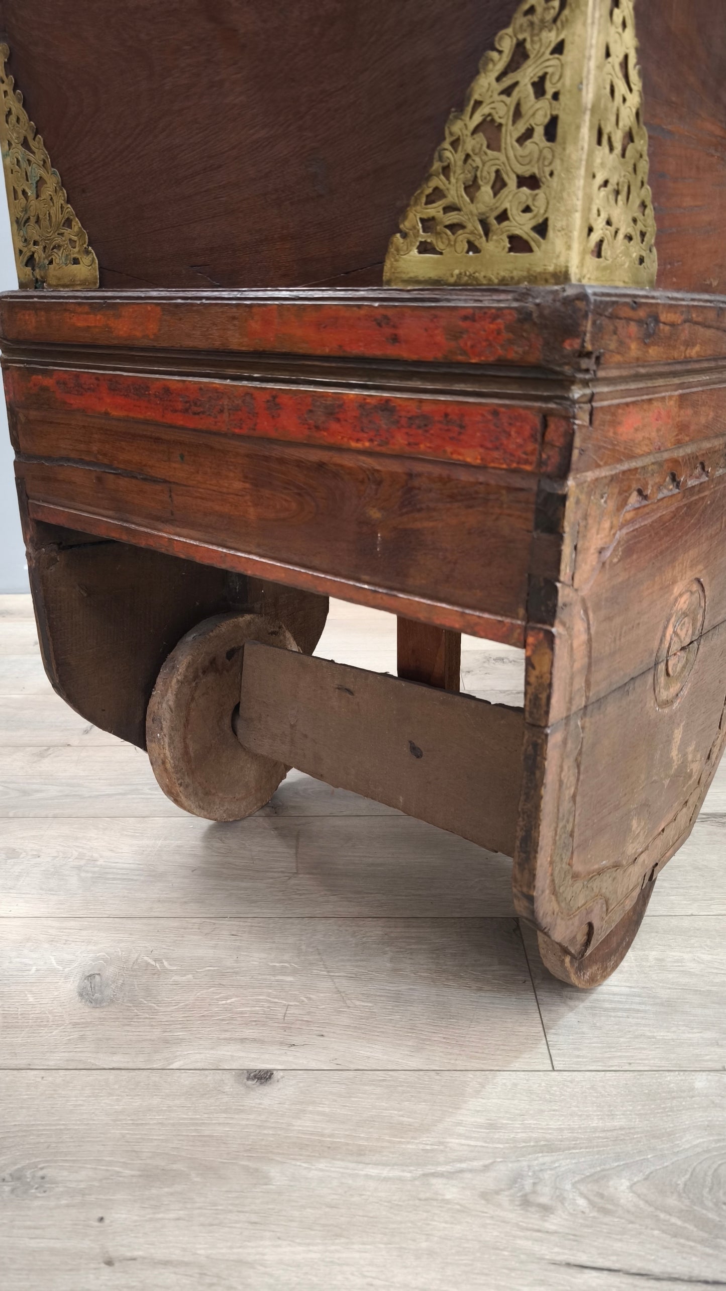 89518 Cassapanca etnica in legno massello con inserti in metallo lavorato
