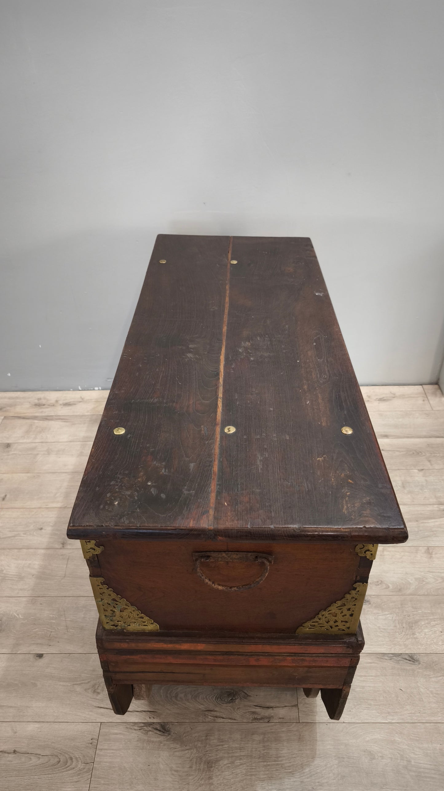89518 Cassapanca etnica in legno massello con inserti in metallo lavorato