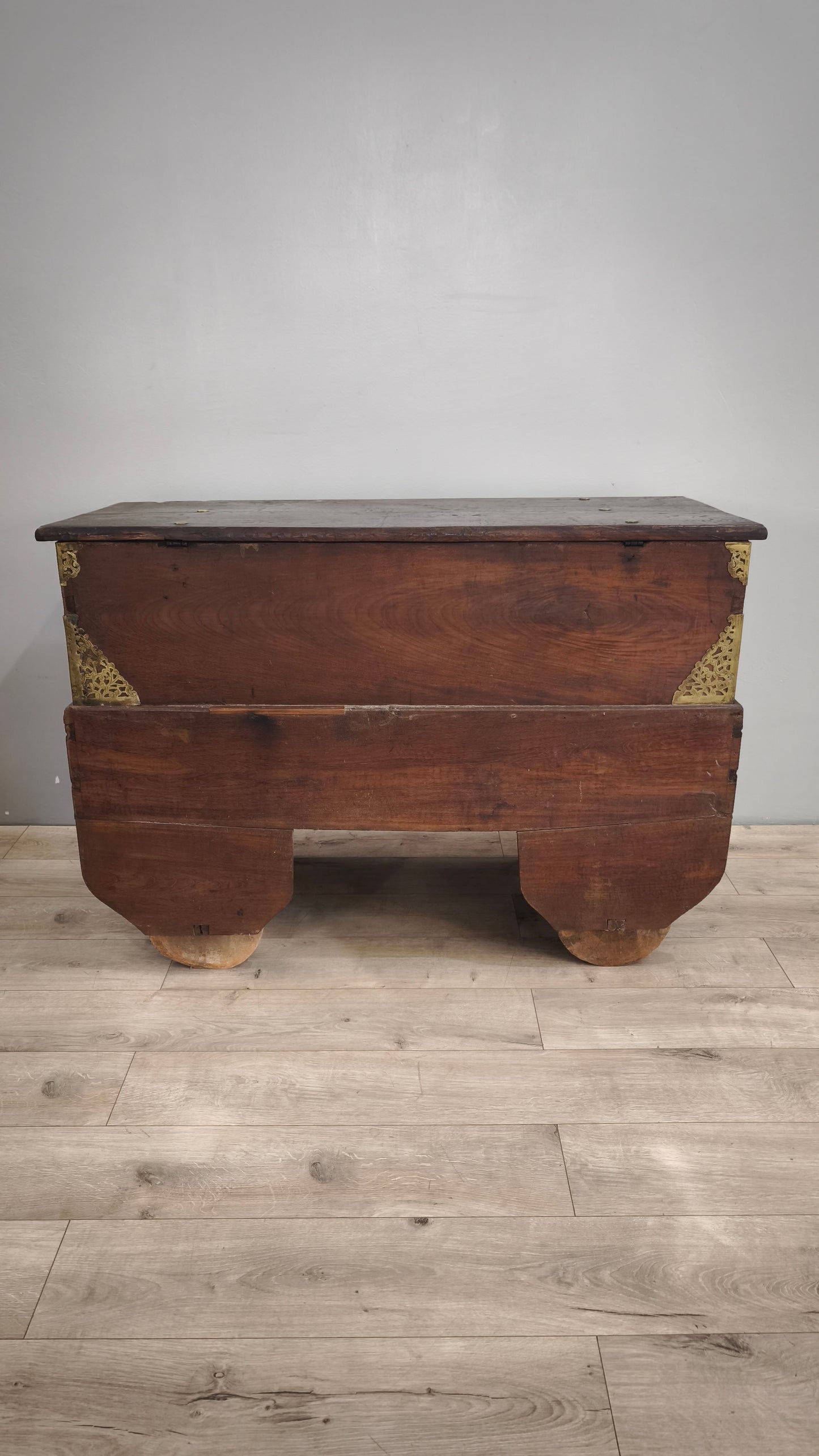 89518 Cassapanca etnica in legno massello con inserti in metallo lavorato