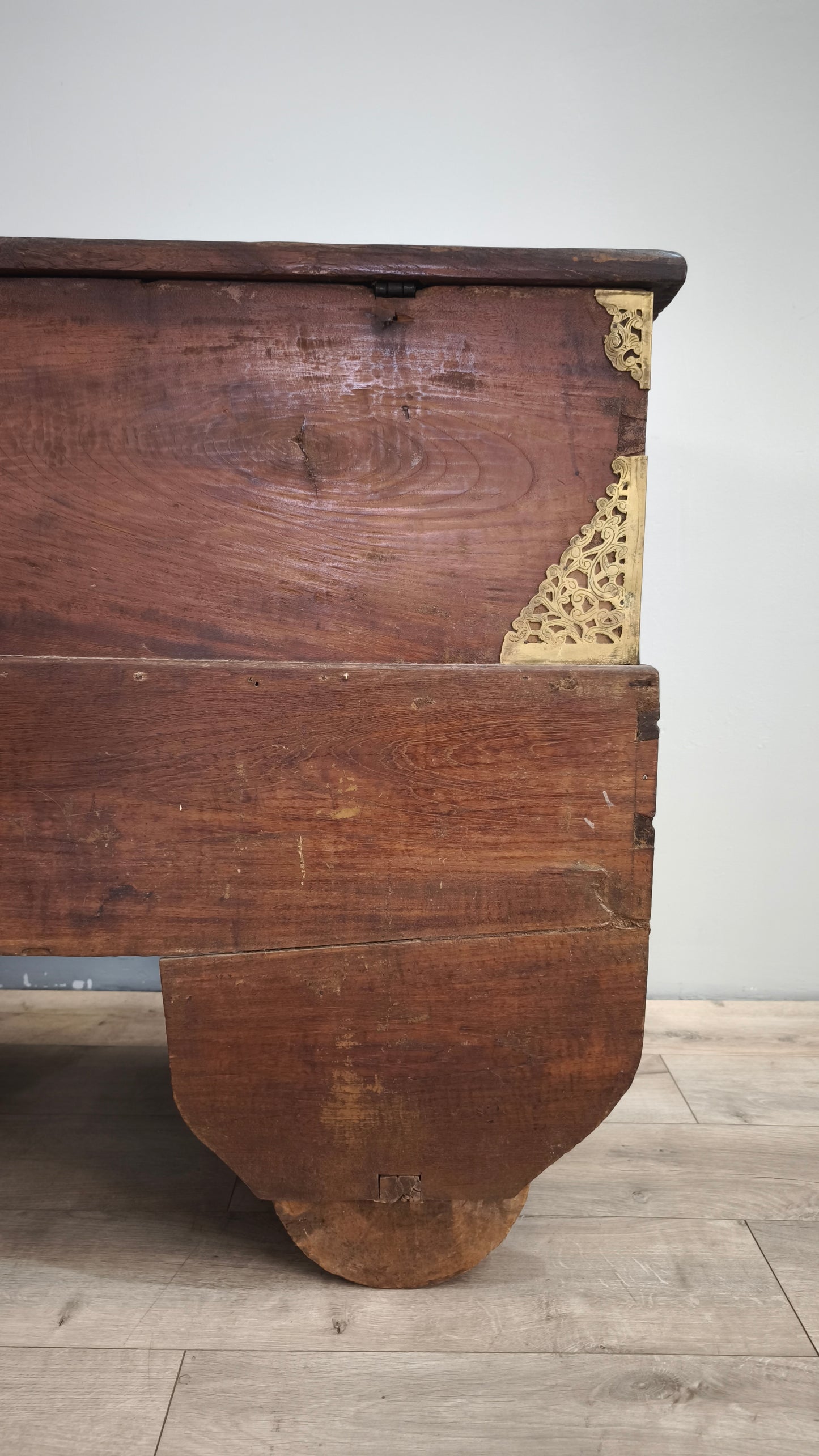 89518 Cassapanca etnica in legno massello con inserti in metallo lavorato