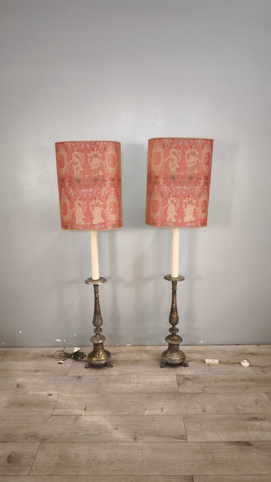 89389 Lampada con base in metallo e cappello in stoffa decorato