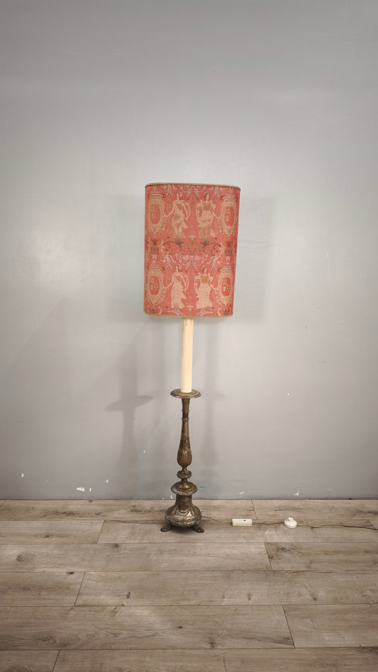 89389 Lampada con base in metallo e cappello in stoffa decorato