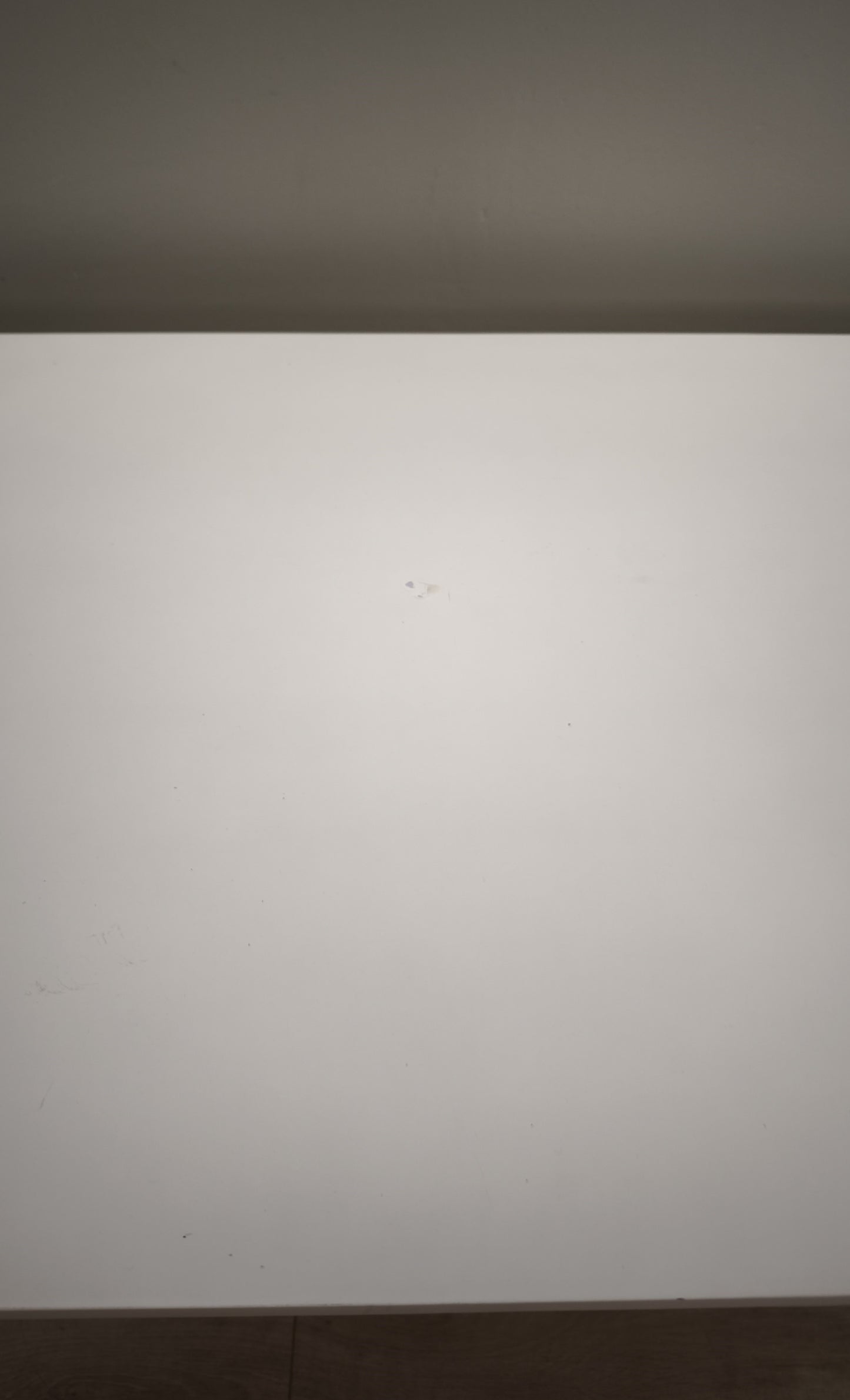 89580 Tavolo rettangolare con piano bianco e gambe in legno