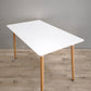 89580 Tavolo rettangolare con piano bianco e gambe in legno