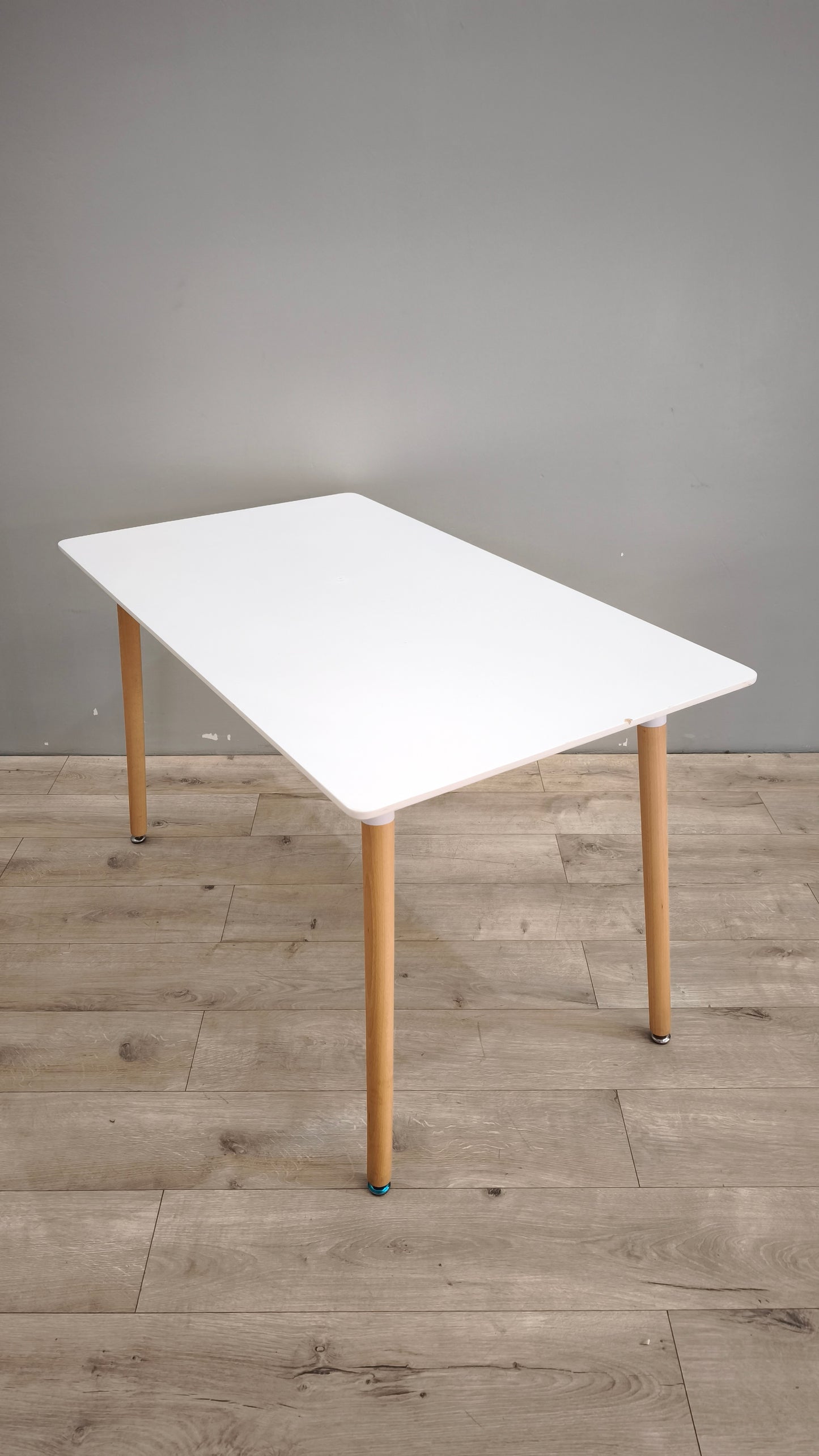 89580 Tavolo rettangolare con piano bianco e gambe in legno