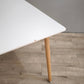 89580 Tavolo rettangolare con piano bianco e gambe in legno