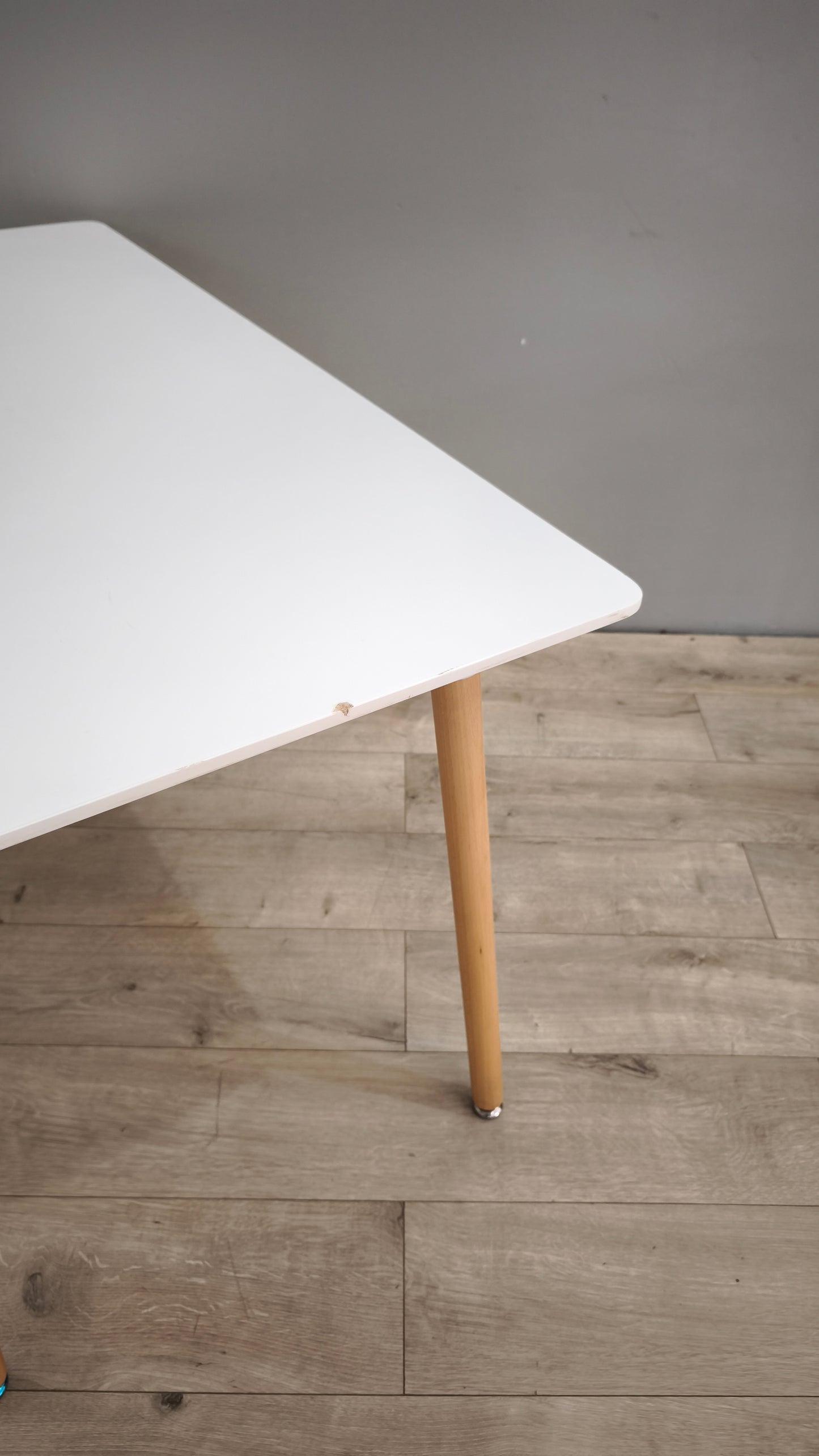89580 Tavolo rettangolare con piano bianco e gambe in legno
