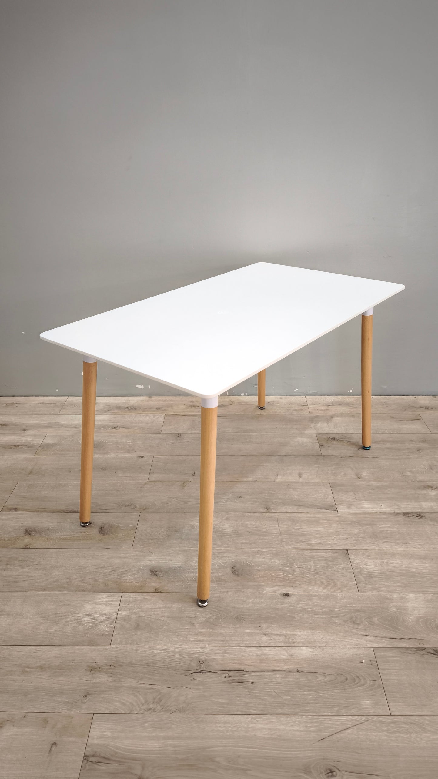 89580 Tavolo rettangolare con piano bianco e gambe in legno